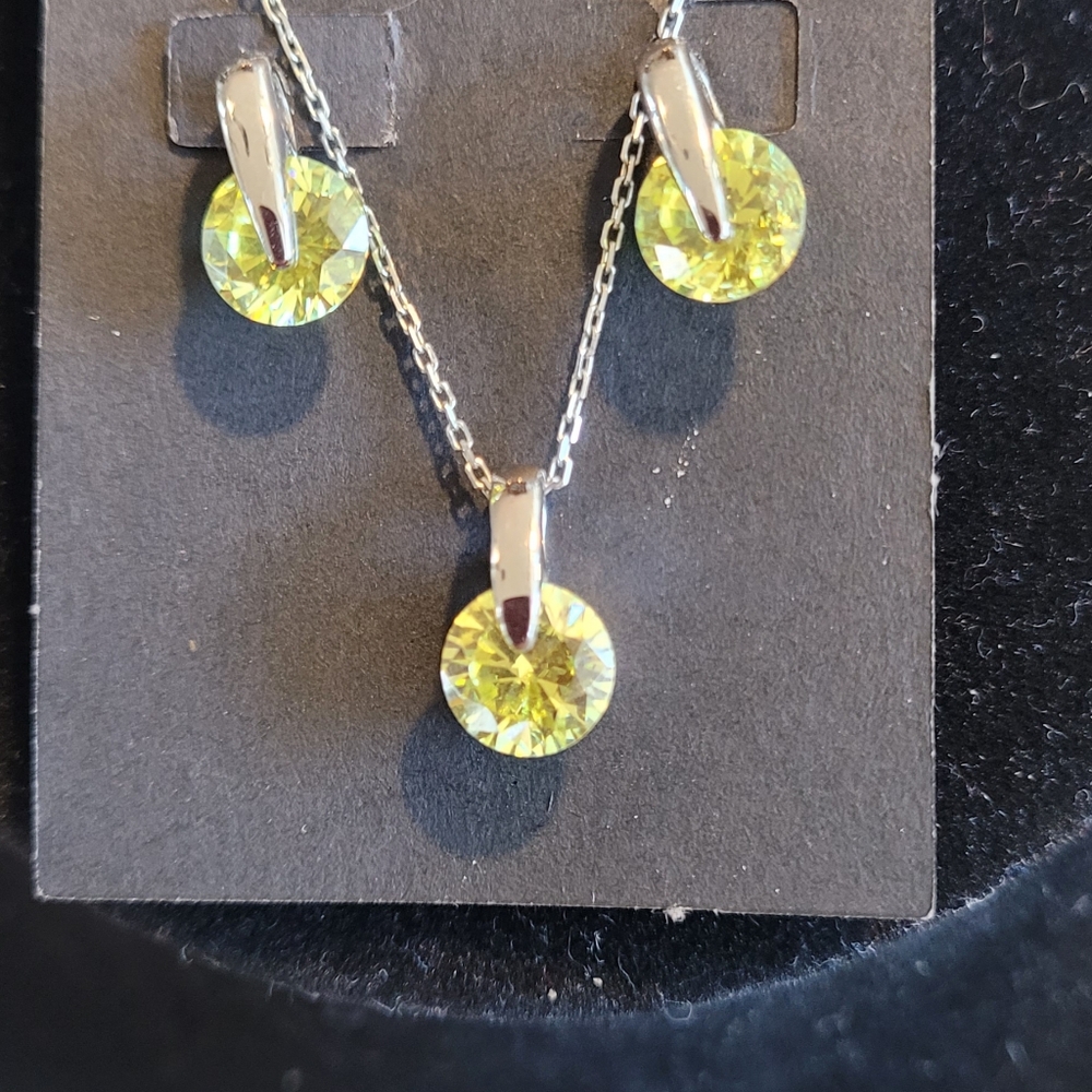Sterling Silver Peridot Gemstone Pendant & Earrings - Picture 8 of 8